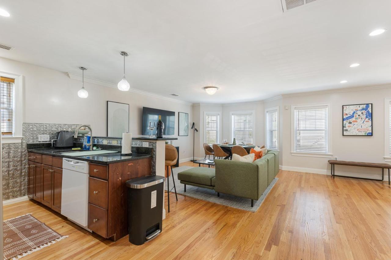 Amazing Family-Friendly And Group-Friendly Accommodation #Thebackdorch Boston Exterior foto